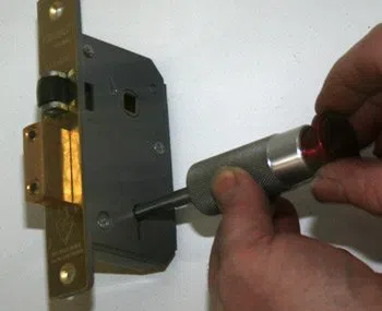 Miami Locksmith Services Miami, FL 305-894-9381 - 1a-Changing-Locks